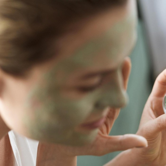 Ilustrasi pakai masker wajah/ Foto: Freepik.com/freepik