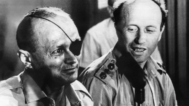 Ini 'Jenderal Mata Satu' Israel, Banyak Curi Harta Karun Palestina Israel pernah punya jenderal militer yang dijuluki 'Jenderal Mata Satu' yang keji dan banyak mencuri harta karun berupa artefak kuno di Palestina.