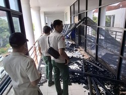 Hujan Angin Landa Tanjungpinang, Kaca Gedung Pemprov Pecah-Pohon Tumbang
