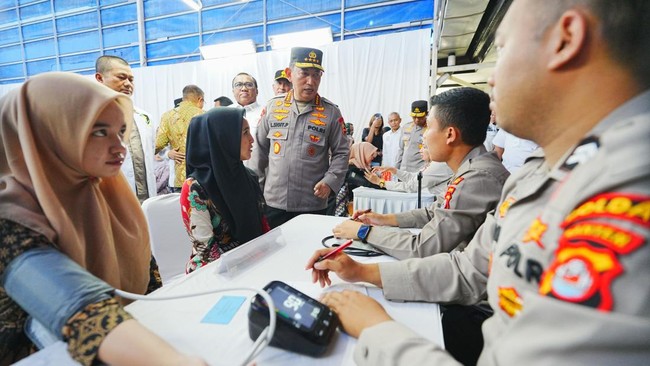 Kapolri Jenderal Listyo Sigit Prabowo menghadiri kegiatan Bakti Kesehatan (Baktikes) Polri dan donor Darah KSPSI AGN.