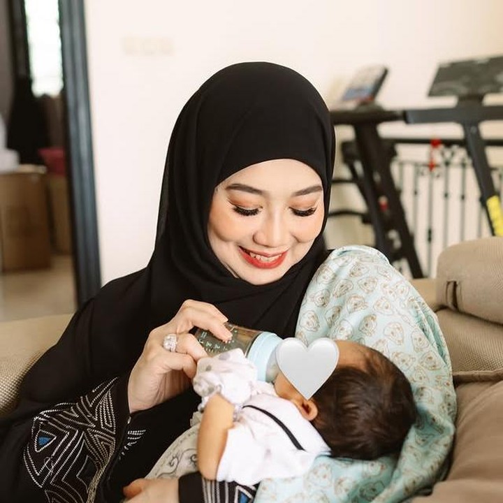 <p>Reza Artamevia mencuri perhatian saat mengunggah momen kebersamaannya dengan cucu pertamanya, Ahmad Arash Omara Thariq. Dalam unggahannya, Reza tampak menyusui baby Arash menggunakan dot sebelum prosesi akikah dimulai. &ldquo;ALHAMDULILLAH, Akikah Abang Arash, sebelum dicukur gundul ya Bang, minum susu dulu sama nin yah. Masyaa ALLAH TABARAKALLAH,&rdquo; tulis Reza melalui unggahan Instagramnya, Jumat (27/06/2025) (Foto: dok. instagram@rezaartameviaofficial)</p>