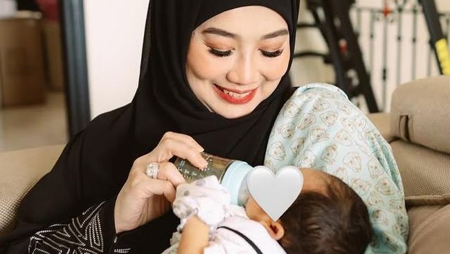 Terpopuler: Potret Bunda Artis dengan Cucunya