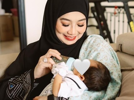 Terpopuler: Potret Bunda Artis dengan Cucunya