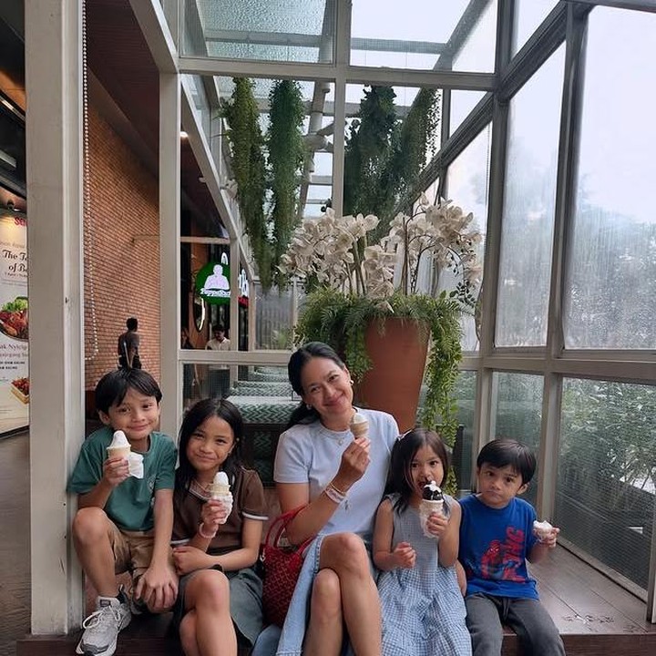 <p>Donna Harun terlihat menikmati waktu berkualitas bareng keempat cucunya dengan santai dan ceria. Dalam salah satu foto, mereka kompak makan es krim bersama sambil tersenyum ke arah kamera."Sedikit gerakan ceria tiap hari bisa menjauhkan hati dari kesedihan," tulis Donna melalui <em>Instagramnya@donnaharunofficial</em>. (Foto: dok. instagram@donnaharunofficial)</p>