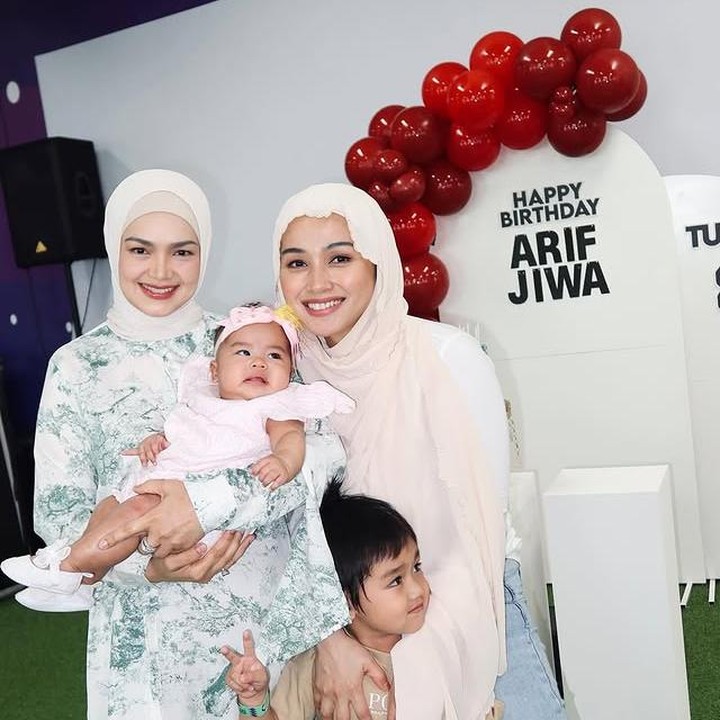<p>Penyanyi ternama asal Malaysia, Siti Nurhaliza, memperlihatkan momen hangat saat menggendong cucunya yang tengah berulang tahun. Dalam potret tersebut, Siti tampak tersenyum lembut sambil menggendong erat sang cucu. (Foto: dok. instagram@tyaarifinnw)</p>