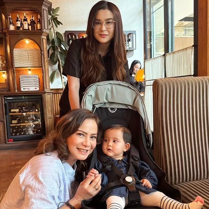 <p>Memes tampak membagikan momen manis saat berada di dekat cucunya, Kimova, putri dari Kevin Aprilio dan Vicy Melanie. Dalam potret itu, Kimova yang duduk di stroller terlihat memegang tangan sang nenek. Hangat dan penuh cinta, ya, Bunda. (Foto: dok. instagram@memes605)</p>