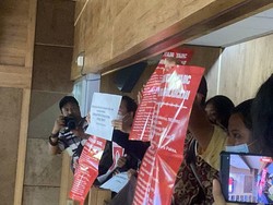 Koalisi Masyarakat Sipil Geruduk Fadli Zon di DPR: Setop Pemutihan Sejarah!