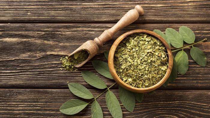 img-title Sering Jadi Bahan Masker Organik, Ternyata Ini 7 Manfaat Daun Kelor untuk Wajah