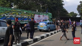 Massa Sopir Truk Blokade Total Jalan Medan Merdeka Selatan Jakarta