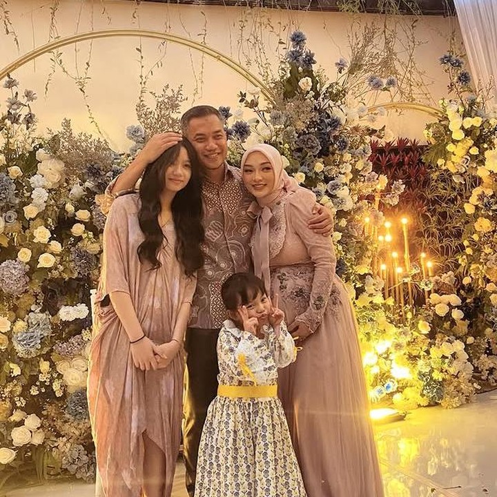 <p>Dalam berbagai acara, nampak Zaskia Gotik membagikan potretnya bersama Aqila. Salah satunya dalam momen tasyakuran kehamilannya yang kedua beberapa waktu lalu, Zaskia tampil anggun dalam balutan gaun bernuansa pastel dan hijab senada, berdiri berdampingan dengan suami, dan dua anak perempuan, salah satunya Aqila Ramadhani. (Foto: dok. instagram@zaskia_gotix)</p>