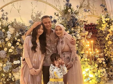 Momen Kebersamaan Zaskia Gotik Bareng Putri Sambung, Ini 5 Potretnya