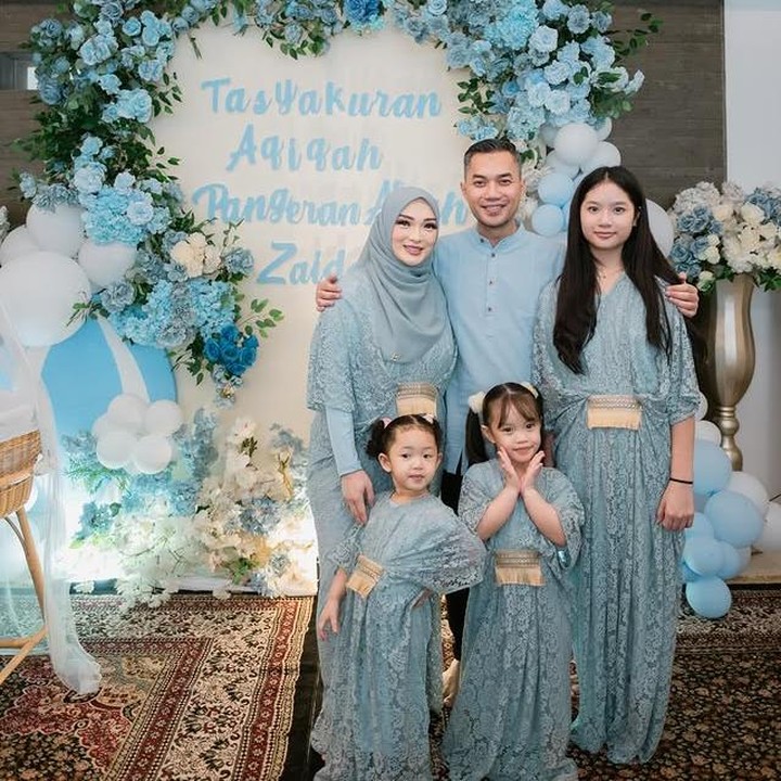 <p>Setelah menikah, Zaskia Gotik fokus mengurus keluarga. Enggak hanya untuk putrinya sendiri, tapi juga untuk putri sambung dari pernikahannya dengan Sirajuddin Mahmud. (Foto: dok. instagram@zaskia_gotix)</p>