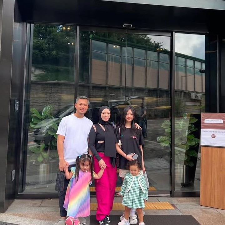 <p>Lewat beberapa unggahan di media sosialnya, Zaskia Gotik memperlihatkan kebersamaannya dengan sang putri sambung, Aqila Ramadhani. Dalam salah satu momen bersama, Zaskia tampak merangkul sang putri dengan hangat. (Foto: dok. instagram@zaskia_gotix)</p>