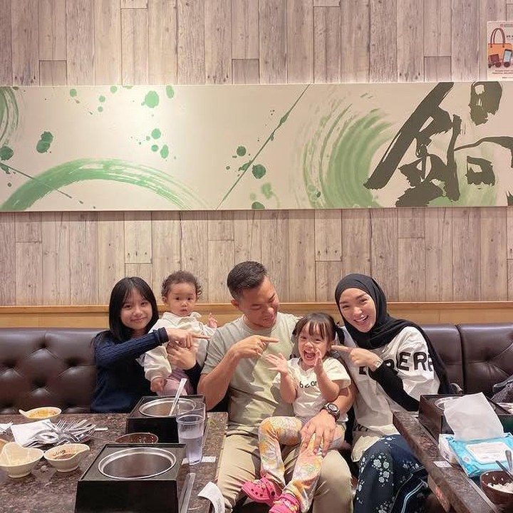 <p>Pada kesempatan lain, terlihat kekompakan Zaskia dan Aqila dalam momen makan bersama. Aqila tampak memakai baju biru dan berpose sambil menunjuk adiknya, Arsila Bungalia Sirkiani. Ekspresi mereka ceria, menggambarkan kehangatan hubungan kakak-adik yang sangat akrab, ya!&nbsp; (Foto: dok. instagram@zaskia_gotix)</p>