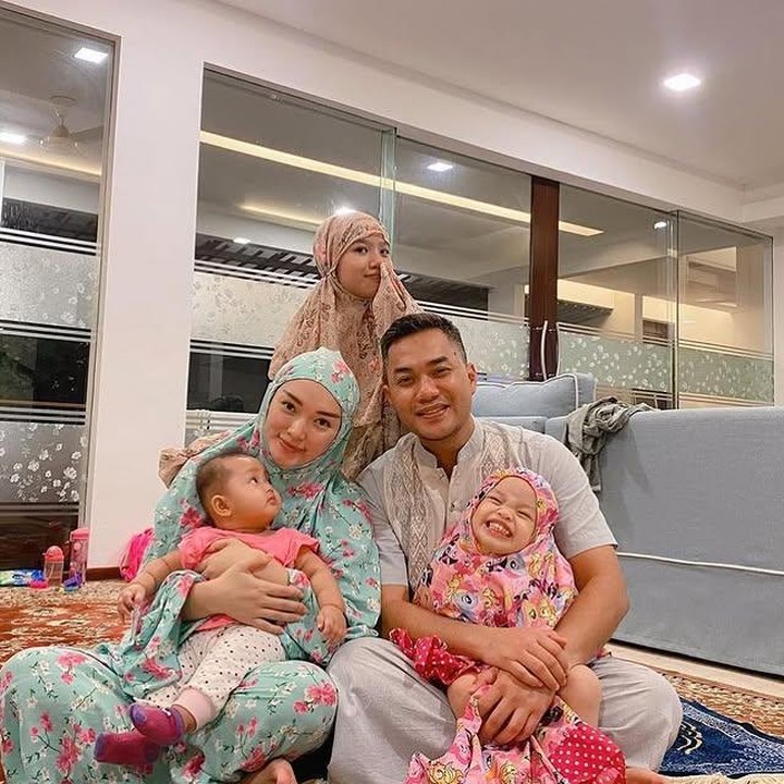 <p>Salah satu potret yang mencuri perhatian adalah saat mereka telah melaksanakan ibadah bersama. Zaskia gotik pun menyisipkan <em>caption</em> hangat, &ldquo;Alhamdulillah sehat sehat semua ya sayang,&rdquo; kata Zaskia Gotik lewat Instagramnya@zaskia_gotix. (Foto: dok. instagram@zaskia_gotix)</p>