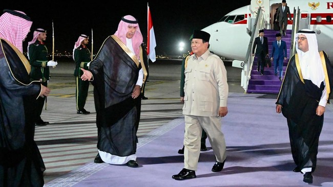 Tiba di Jeddah, Prabowo Akan Bertemu Pangeran MbS Presiden Prabowo tiba di Saudi pada Selasa (1/7). Ia dijadawalkan bertemu Pangeran Mohammed bin Salman (MbS).