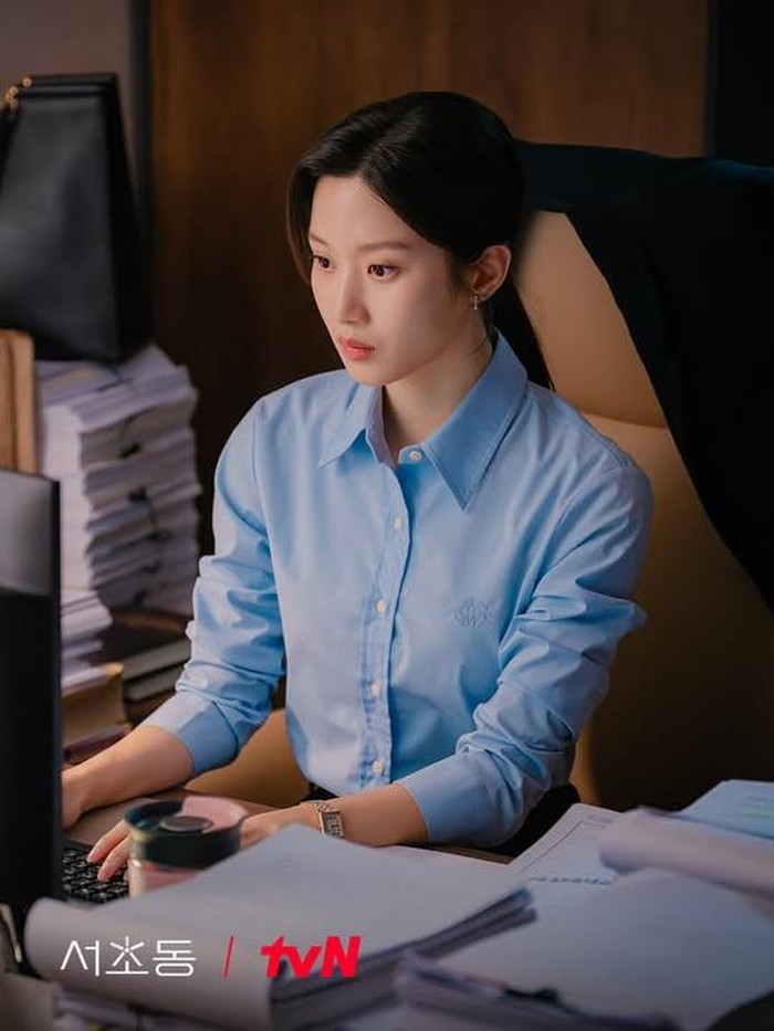 Berperan sebagai pengacara, Moon Ga Young banyak menampilkan gaya simpel dan minimalis baik dari segi pakaian, gaya rambut, hingga makeup saat membintangi Law and the City./ Foto: tvN