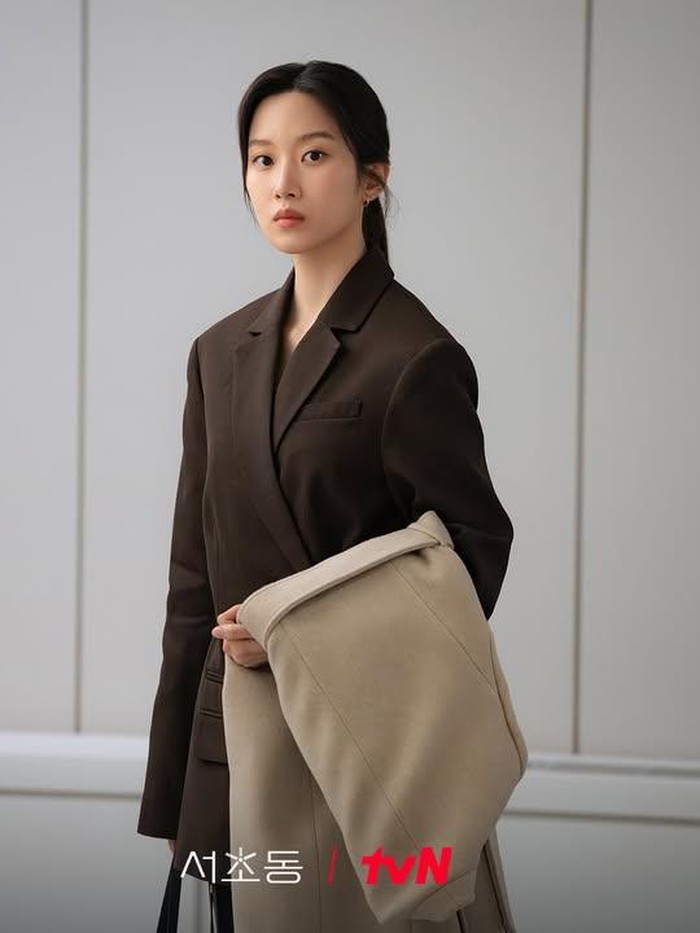 Kang Hee Ji digambarkan sebagai karakter yang penuh empati dan selalu mendukung kebutuhan para kliennya. Ia juga dikenal sebagai sosok pengacara yang hangat./ Foto: tvN