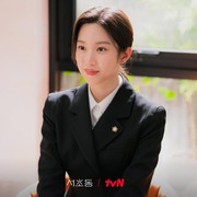 Jadi Pengacara, Simak 5 Potret Menawan Moon Ga Young di Drakor Terbaru Law and the City