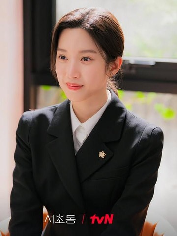 Jadi Pengacara, Simak 5 Potret Menawan Moon Ga Young di Drakor Terbaru Law and the City
