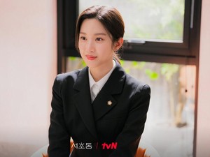 Jadi Pengacara, Simak 5 Potret Menawan Moon Ga Young di Drakor Terbaru Law and the City