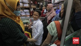 FOTO: Laris Manis Penjualan Seragam Sekolah Jelang Tahun Ajaran Baru