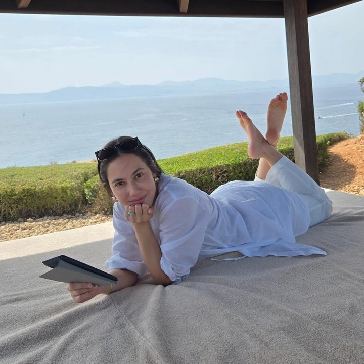 <p>Tak hanya itu, banyak juga netizen yang salah fokus dengan paras cantik sang aktris. &ldquo;Cantik beeeet Masya Allah,&rdquo; tulis akun @ayusa****. &ldquo;ini orang makannya apa ya, cakep bgt yaallah,&rdquo; tulis akun @auditari****.&nbsp;(Foto: Instagram@pevpearce)</p>