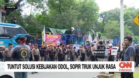 VIDEO: Ratusan Sopir Truk Demo di Depan Kementerian Perhubungan