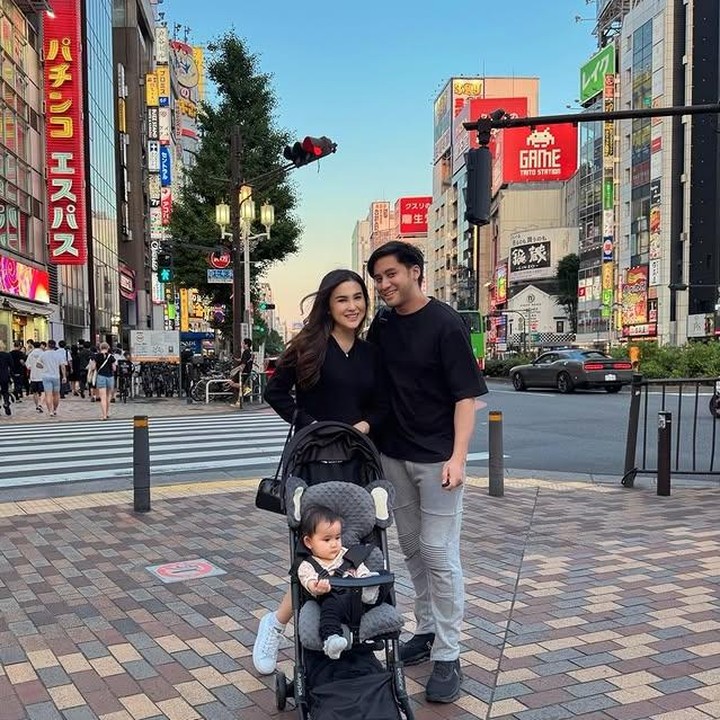 <p>Baru-baru ini, Kevin dan Vicy mengajak Kimova liburan ke Jepang. Keluarga ini tampil <em>stylish</em> dan kompak. "Jalan-jalan santai di Shinjuku. Liburan keluarga pertama kali di Jepang rasanya menyenangkan sekali," tulis Vicy di lewat unggahan Instagram pribadinya, Selasa (10/06/2025). (Foto: dok. instagram@vicymelanie)</p>
