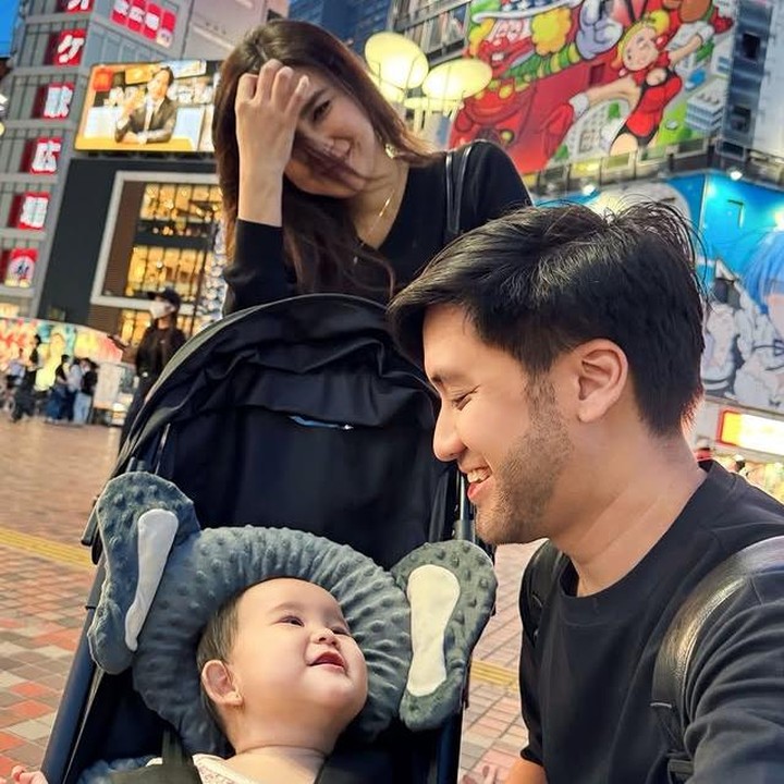 <p>Salah satu potret paling menyentuh adalah saat Kevin menatap Kimova dengan ekspresi penuh kasih. Tatapan penuh makna ini seolah menunjukkan betapa besar rasa sayangnya sebagai seorang Ayah. Semoga Kimova tumbuh sehat, ceria, dan selalu membawa kebahagiaan untuk orang tuanya. (Foto: dok. instagram@vicymelanie)</p>
