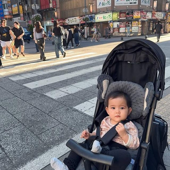 <p>Kimova yang lahir pada Oktober 2024, kini sudah bisa duduk tegak dan selalu sadar kamera. Di usia 8 bulan, pipi <em>chubby</em>-nya sukses bikin siapa saja jatuh hati. (Foto: dok. instagram@vicymelanie)</p>