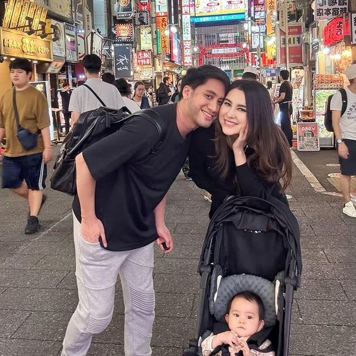 <p>Dalam potret lainnya, Kimova terlihat duduk manis di <em>stroller.</em> Wajahnya yang menggemaskan membuat momen ini terasa istimewa. Keluarga kecil ini tampak menikmati waktu santai bersama.&nbsp;(Foto: dok. instagram@vicymelanie)</p>