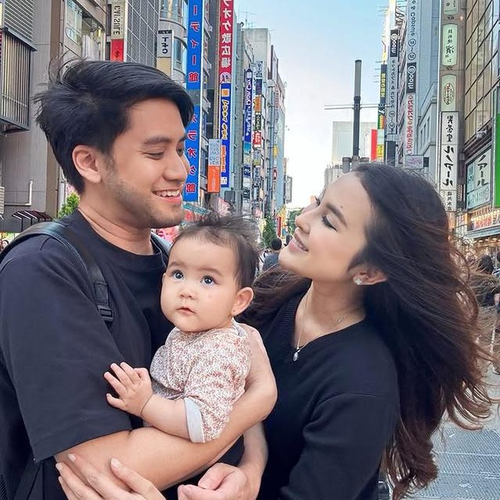 <p>Kevin Aprilio dan Vicy Melanie dikenal sebagai pasangan harmonis yang jauh dari&nbsp;gosip. Setelah menikah pada November 2020, mereka dikaruniai anak pertama pada Oktober 2024. Si Kecil yang telah lama dinantikan tersebut diberi nama Kimova Aprilio. (Foto: dok. instagram@vicymelanie)</p>