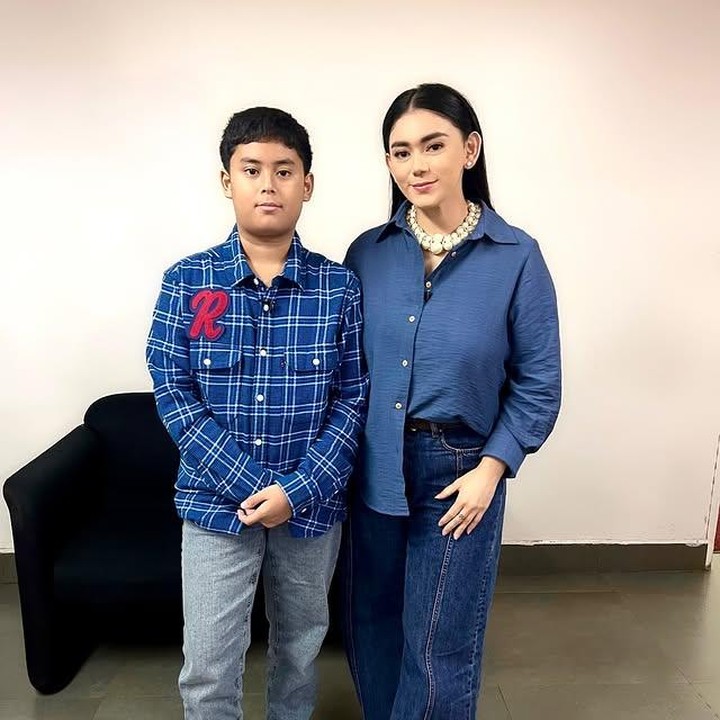 <p>Mereka terlihat kompak mengenakan baju senada berwarna biru dalam sebuah foto. Thalita menuliskan <em>caption</em> singkat namun sangat bermakna. "Putraku, cahaya hidupku," katanya. (Foto: dok. instagram@thalitalatief)</p>