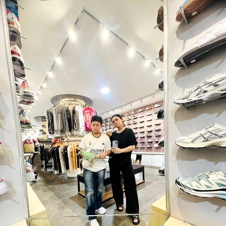 <p>Meski sibuk dengan berbagai kegiatan di dunia hiburan, Thalita tak pernah absen menunjukkan dukungannya untuk Rafello. Dalam foto ini, Rafello dan Thalita tampil kece lewat mirror selfie yang <em>stylish</em>. (Foto: dok. instagram@thalitalatief)</p>