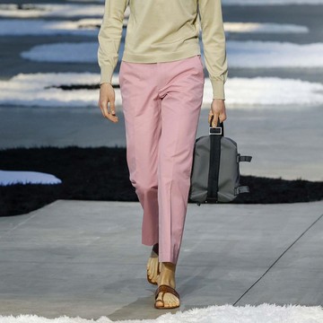 Flip-Flops Jadi High Fashion? Sandal Jepit Kini Jadi Statement Item Trending