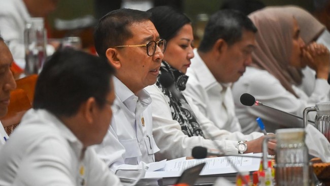 Tetap Lanjutkan Penulisan Sejarah, Fadli Zon Gelar Uji Publik Juli Ini Menteri Budaya Fadli Zon akan uji publik penulisan ulang sejarah Indonesia bulan Juli, melibatkan 130 sejarawan, meski ada penolakan dari beberapa pihak.