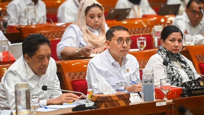 Uji Publik Penulisan Ulang Sejarah Libatkan Undip-Unand Fadli Zon ungkap uji publik penulisan ulang sejarah yang dilakukan DPR melibatkan akademisi Universitas Andalas, Diponegoro, hingga Hasanuddin.