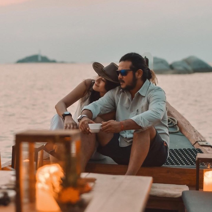 <p>Ramon cukup sering membagikan momen bersama sang istri di media sosial. Bukan hanya sekadar<em> posting,</em> pria 41 tahun ini kerap menyelipkan kata-kata manis yang puitis.&nbsp;(Foto: Instagram@ramonytungka)</p>