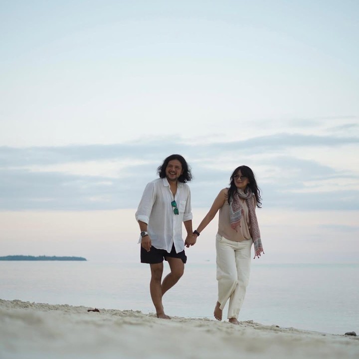 <p>Selama empat tahun menjalani rumah tanga, pasangan suami-istri yang satu ini jauh dari gosip miring. Sebaliknya, mereka sering kali memperlihatkan keromantisan satu sama lain.&nbsp;(Foto: Instagram@ramonytungka)</p>