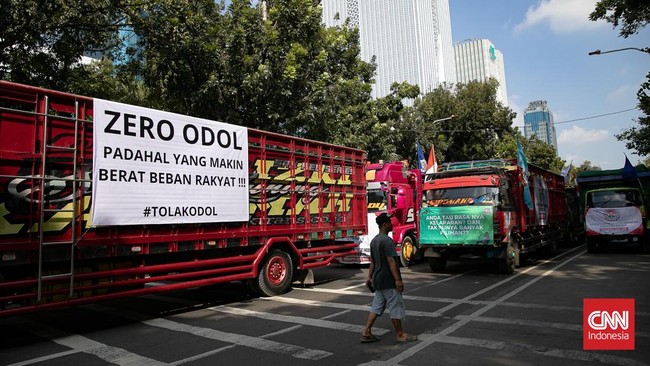 Kementerian Pekerjaan Umum (PU) menyebut kendaraan kelebihan muatan dan dimensi (ODOL) membuat rugi negara hingga triliunan rupiah.