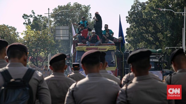 K-Sarbumusi mengecam penahanan paksa oleh polisi terhadap demonstran truk di Jakarta. Mereka mengancam akan menggelar mogok nasional.