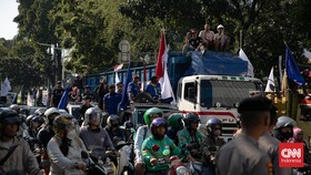 Asosiasi Truk Perintahkan Sopir Pasang Bendera Merah Putih