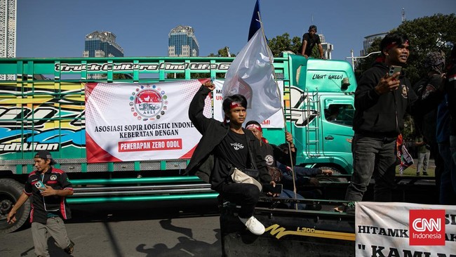 Audiensi soal ODOL Buntu, Sopir Truk Ultimatum Menhub-AHY Audiensi antara para sopir truk dengan Kemenhub soal kebijakan truk nol kelebihan muatan soal ODOL buntu. Mereka beri waktu AHY sampai jam 16.00 untuk bertemu.