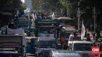 FOTO: Ratusan Sopir Truk Demo ODOL, Jalan Sekitar Monas Macet Parah