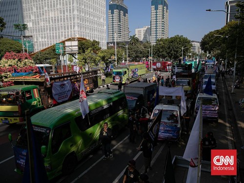 Demo ODOL, Truk Berderet Parkir di Patung Kuda sampai Balai Kota
