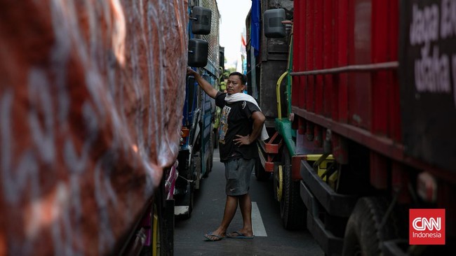 Pengemudi truk di Jakarta menggelar unjuk rasa menolak kebijakan zero ODOL. Polisi membubarkan aksi setelah massa memblokade jalan. Tuntutan belum terpenuhi.