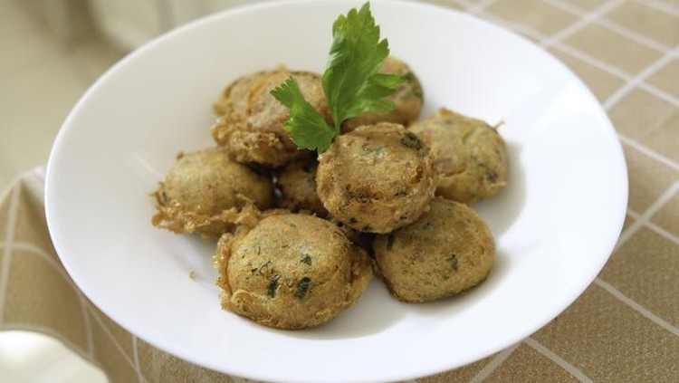 Resep perkedel kentang Perkedel kentang is an Indonesian fried patties made of mashed potatoes, minced meat, garlic, pepper and salt.