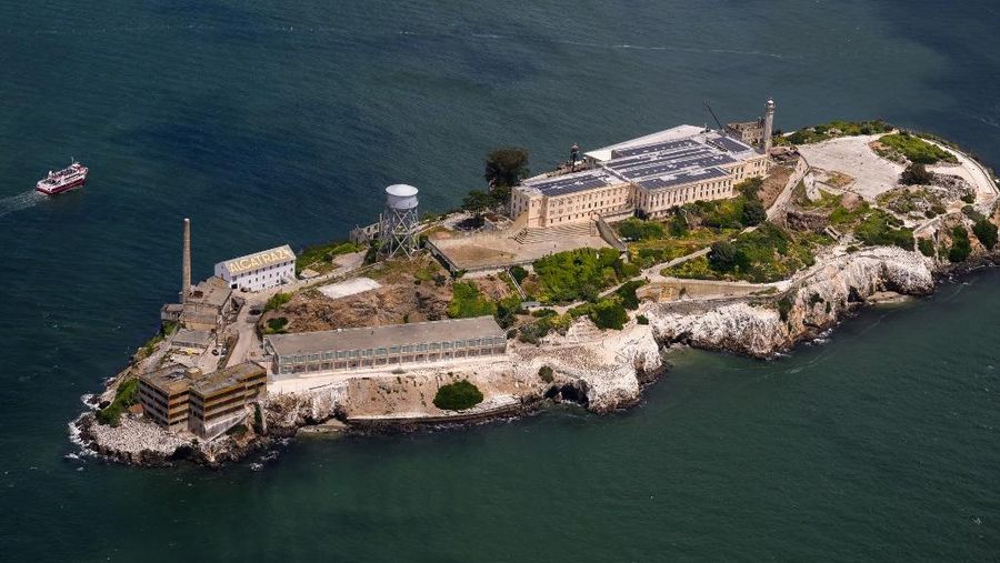 Presiden Amerika Serikat Donald Trump perintahkan Biro Pemasyarakatan Federal untuk membangun dan membuka kembali penjara Pulau Alcatraz nan terkenal 'angker' di AS. (REUTERS/Evelyn Hockstein)