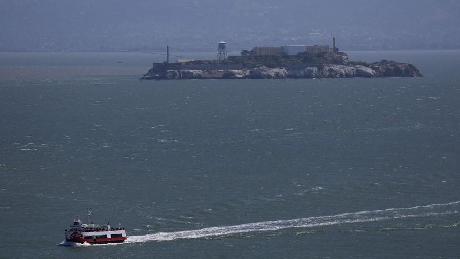 Presiden Amerika Serikat Donald Trump perintahkan Biro Pemasyarakatan Federal untuk membangun dan membuka kembali penjara Pulau Alcatraz nan terkenal 'angker' di AS. (REUTERS/Evelyn Hockstein) Presiden Amerika Serikat Donald Trump perintahkan Biro Pemasyarakatan Federal untuk membangun dan membuka kembali penjara Pulau Alcatraz nan terkenal 'angker' di AS. (REUTERS/Evelyn Hockstein)